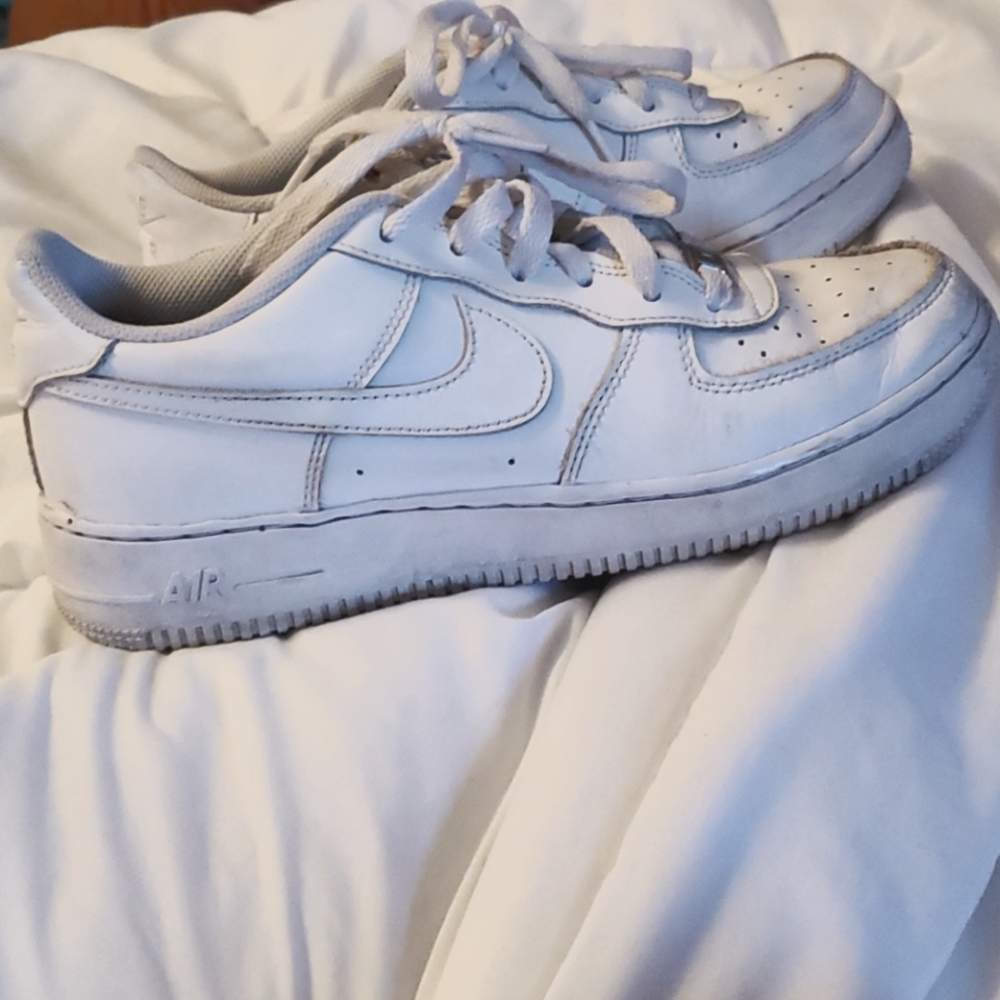 White Air force 1s size 7Y/W 8.5